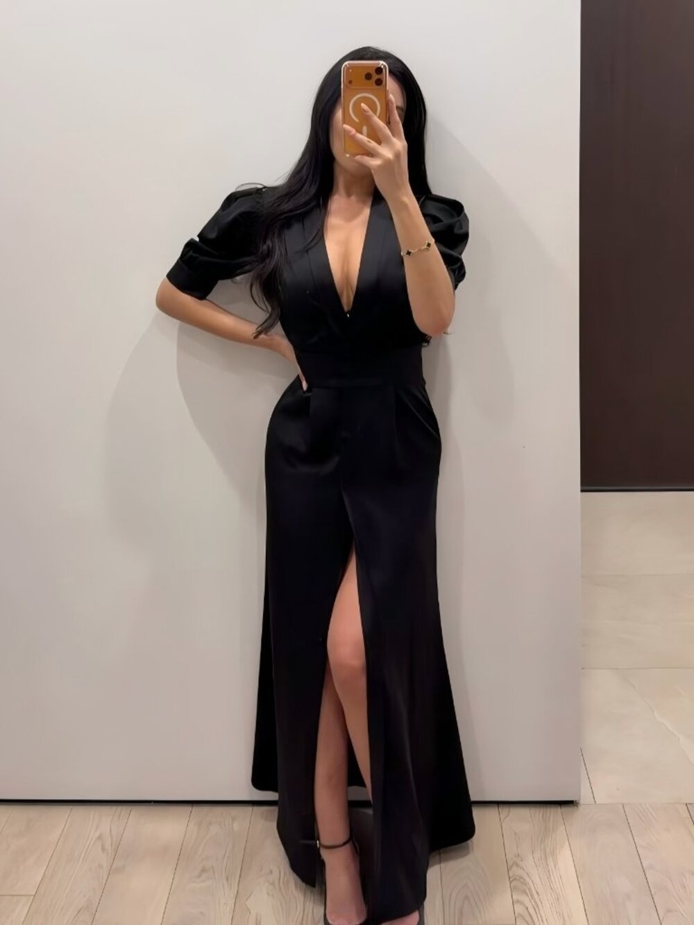 Henne Black V-Neck Puffed-Sleeve Fitted Dress